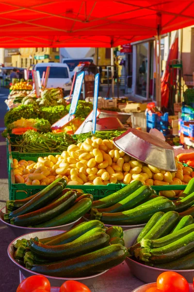Овощи в продаже на французском рынке — стоковое фото