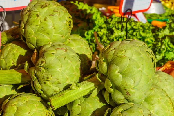 Alcachofas a la venta en un mercado francés — Foto de Stock