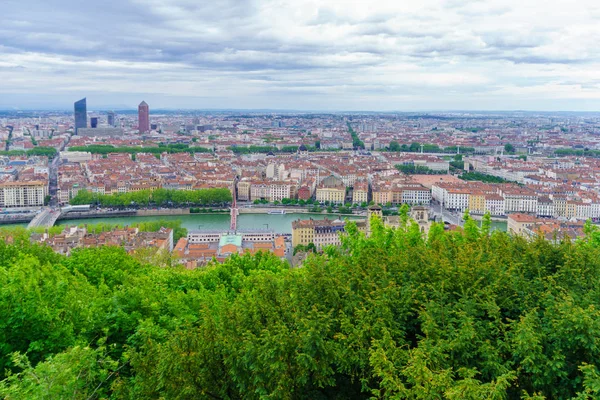 Saone River och stadens centrum, i Lyon — Stockfoto