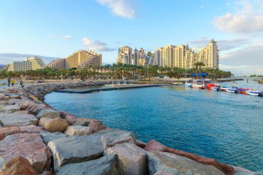 Eilat 'taki yeni marina ve otellerin manzarası.