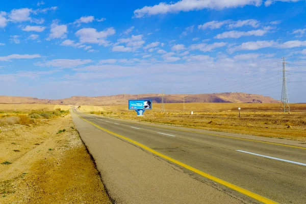 Carretera 40, con una señal de seguridad vial, desierto de Negev —  Fotos de Stock
