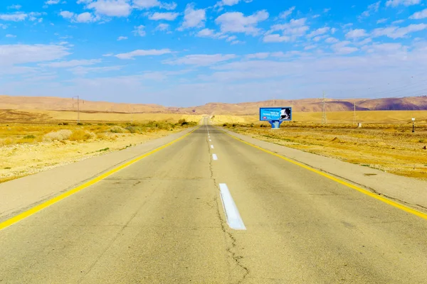 Carretera 40, con una señal de seguridad vial, desierto de Negev —  Fotos de Stock