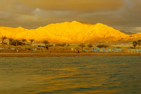 Vista do pôr do sol da praia, e Aqaba, em Eilat — Fotografia de Stock