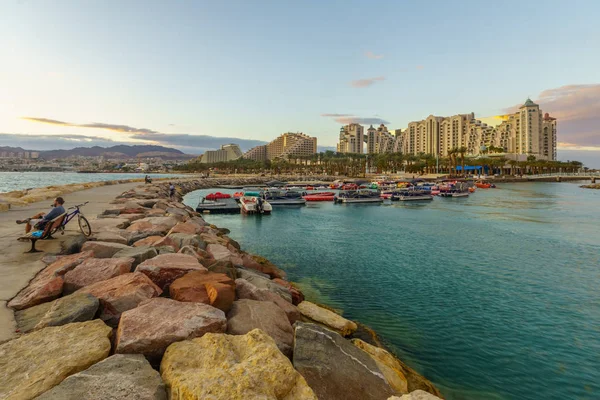 Sonnenuntergang Szene des neuen Yachthafens und Hotels, eilat — Stockfoto