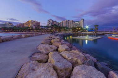 Eilat 'taki yeni marinanın akşam manzarası.