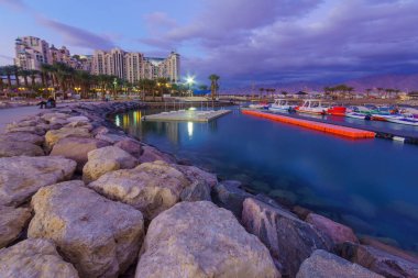 Eilat 'taki yeni marinanın akşam manzarası.