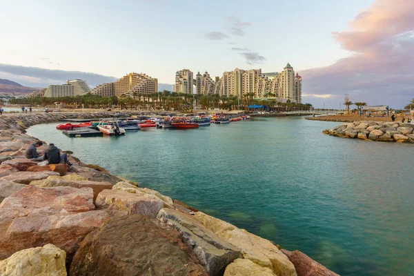 Sonnenuntergang Szene des neuen Yachthafens und Hotels, eilat — Stockfoto