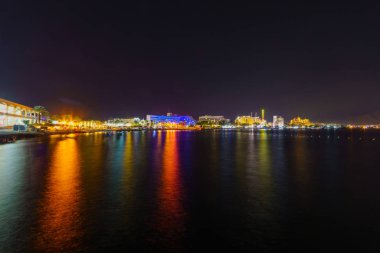 Eilat 'taki sahil şeridinin gece görüşü