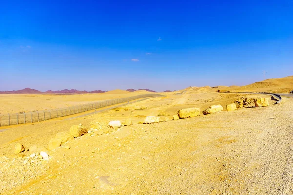 Ökenlandskapet och gränsen mellan Israel och Egypten — Stockfoto