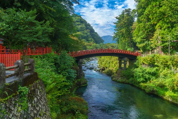 Pont Shinkyo à travers la rivière Daiya, à Nikko — Photo