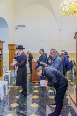 Haham Meir Baal Hanes 'in mezarındaki Yahudi duaları.