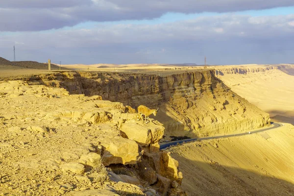 Nubische steenbok en landschap van Makhtesh (krater) Ramon — Stockfoto