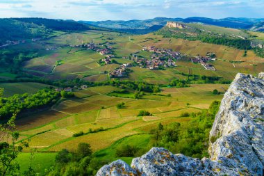 Saone-et-Loire bölümünde, Burgundy, Fransa'da Solutre Kayası'ndan (la roche) izlenen üzüm bağları ve kırsal arazi