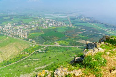 Migdal ve Celile Denizi 'yle Arbel Dağı' na bir bakış açısı. Kuzey İsrail