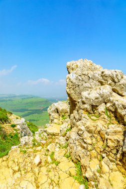 Kuzey İsrail 'deki Arbel Dağı' ndaki kayaların ve manzaranın görüntüsü
