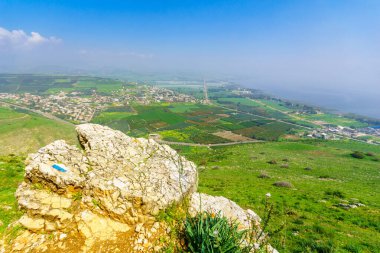 Migdal ve Celile Denizi 'yle Arbel Dağı' ndan manzara. Kuzey İsrail
