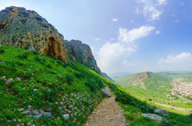 Arbel Dağı 'ndan, Nitay Dağı ve Wadi Hamam köyü ile birlikte yürüyüş parkurları, kayalıklar ve manzara. Kuzey İsrail