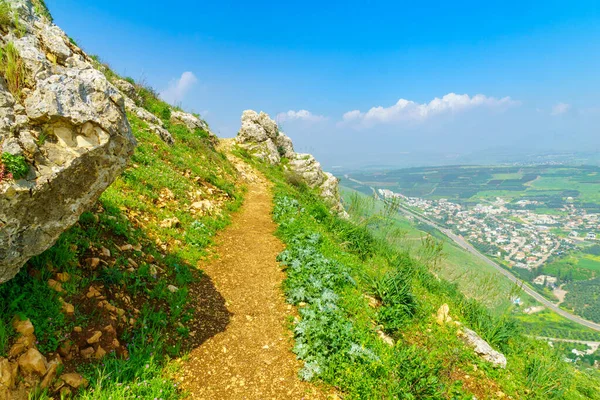 ハイキングコースの眺め ミグダルと田舎とマウントアーベルからの風景 北イスラエル — ストック写真