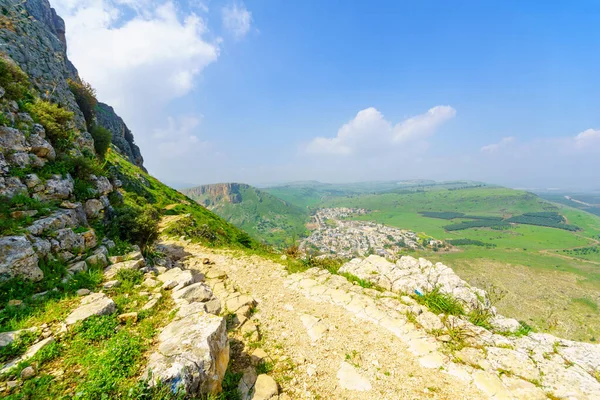 从阿贝尔山远足的小径 悬崖和风景 以及尼泰山和Wadi Hamam村 以色列北部 — 图库照片