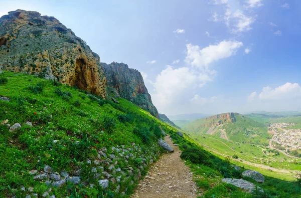 Pohled Turistickou Stezku Útesy Krajinu Mount Arbel Mount Nitay Wadi — Stock fotografie