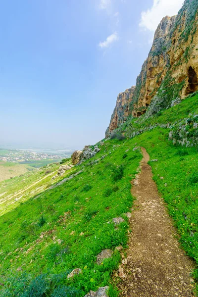 Kuzey Srail Deki Arbel Dağı Nda Yürüyüş Parkurları Uçurumlar Görünüyor — Stok fotoğraf