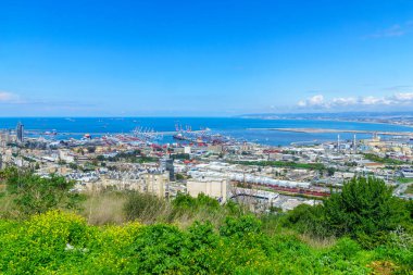 Hayfa şehir merkezi, körfez ve liman manzarası. Kuzey İsrail