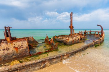 Kumsaldaki Rusty gemi enkazı manzarası. Habonim kıyısı, İsrail