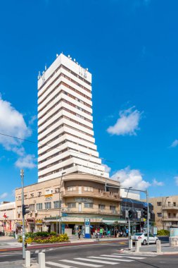 Hayfa, İsrail - 13 Mayıs 2014: Hadar Haifa, İsrail 'de yerli ve ziyaretçilerle birlikte eski ve yeni binaların karışımının görüntüsü