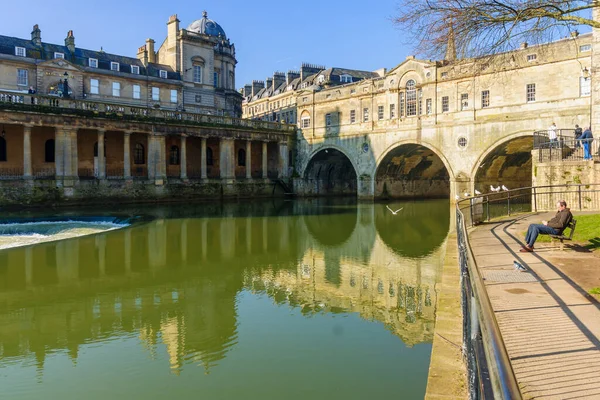 Bath February 2013 Scene Historic Pulteney Bridge Avon River Locals — Stock Photo, Image