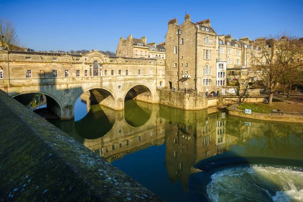 Bath February 2013 Scene Historic Pulteney Bridge Avon River Locals — Stock Photo, Image