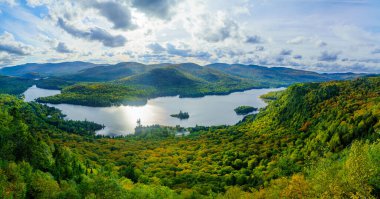 Mont Tremblant Ulusal Parkı, Quebec, Kanada sonbahar yeşillik renkleriyle La Roche gözlem noktası, Monroe Gölü ve park manzarası