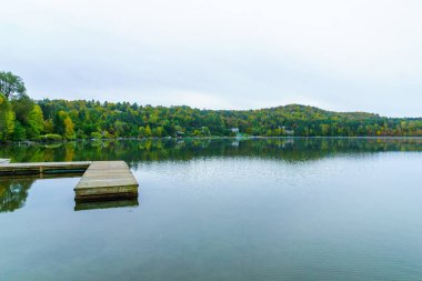 Sainte-Adele 'deki Lac Rond Gölü manzarası, Laurentian Dağları, Quebec, Kanada