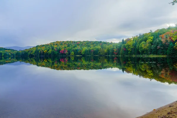 มมองของ Petit Lac Monroe ในอ ทยานแห งชาต Mont Tremblant Quebec — ภาพถ่ายสต็อก