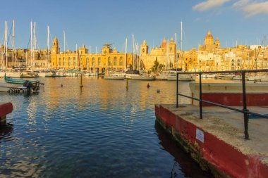 Senglea, Malta - 10 Nisan 2012: Senglea limanının gün batımı manzarası, üç şehirden biri, Malta