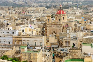 Victoria, Malta - 11 Nisan 2012: Victoria şehrinin Skyline manzarası, ve St. Georges Bazilikası, Gozo Adası, Malta