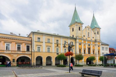 Zilina, Slovakya - 23 Eylül 2013: Zilina, Slovakya 'da kasaba meydanı, yerel halk ve ziyaretçilerle St. Paul Kilisesi' nin Dönüşümü