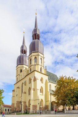 Trnava, Slovakya - 24 Eylül 2013: Trnava, Slovakya 'da yerel halk ve ziyaretçilerle birlikte St. Nicholas Bazilikası manzarası