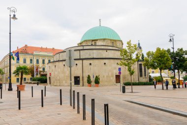 Pecs, Macaristan - 28 Eylül 2013: Pecs, Macaristan 'da yerel halk ve ziyaretçilerin bulunduğu tarihi cami binasının manzarası