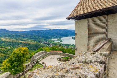 Macaristan 'ın Višegrad kentindeki Tuna dönemecinde kalenin manzarası