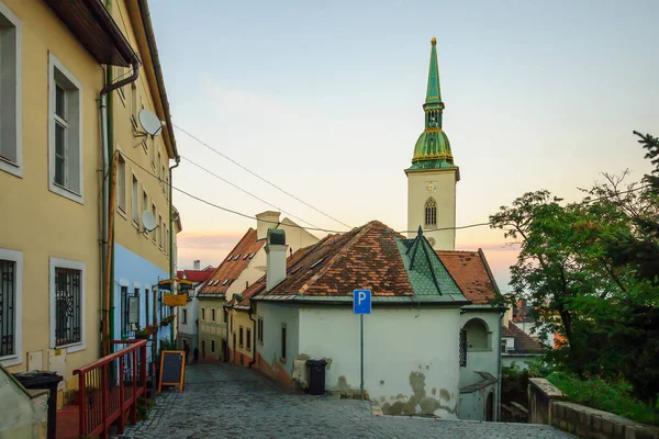 老城市与斯洛伐克布拉迪斯拉发圣马丁大教堂的小巷景观 — 图库照片