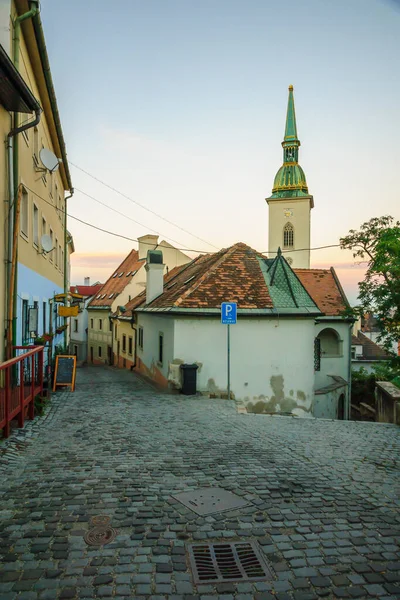 Widok Uliczki Starym Mieście Katedrą Martins Bratysławie Słowacja — Zdjęcie stockowe