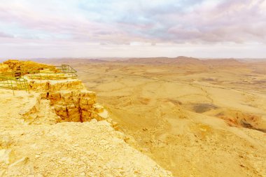 Makhtesh (krater) Ramon, Negev Çölü, Güney İsrail gün batımı manzarası. Bir büyük erozyon cirque jeolojik bir ülke olduğunu