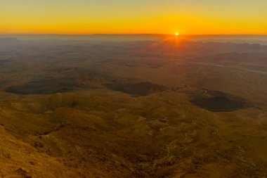 Makhtesh (krater) Ramon, Negev Çölü, Güney İsrail gündoğumu görünümü. Bir büyük erozyon cirque jeolojik bir ülke olduğunu