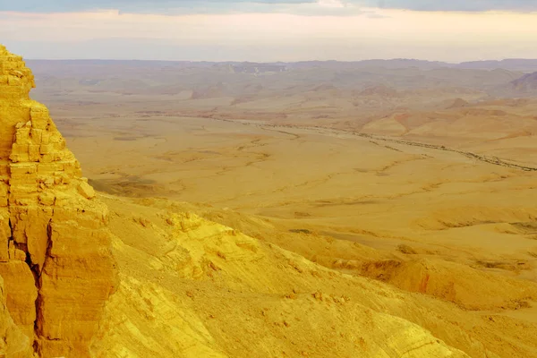 以色列南部内盖夫沙漠的 Makhtesh 火山口 拉蒙的日落美景 它是一个大的侵蚀圈的地质地貌 — 图库照片