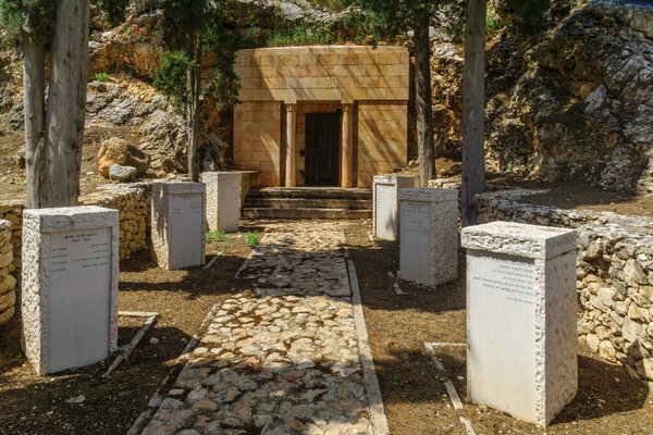 Гидеона, Израиль - 06 мая 2020 года: Семейная могила Иехошуа и Ольги Ханкин в Национальном парке Мааян-Харод. Северный Израиль
