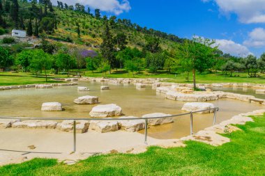 Maayan Harod Ulusal Parkı 'ndaki havuz manzarası ve Gilboa Dağı' nın yamaçları. Kuzey İsrail