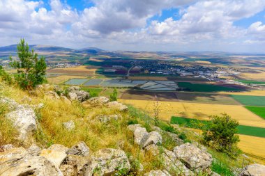 Gilboa Dağı 'ndan Jezreel Vadisi' nin manzarası. Kuzey İsrail, Metin: İsrail 'e 72 yıl