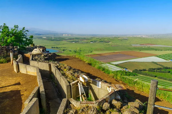 Merom Golan, İsrail - 12 Mayıs 2020: Bental Dağı eski sığınağı ve Golan Tepeleri manzarası, Kuzey İsrail ve Suriye