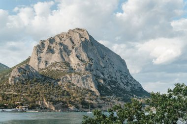 Yaz mevsiminde dağlar deniz kenarındaki dağlar..