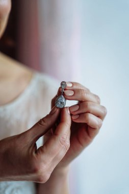 Gelinin düğün süsleri. El yapımı küpeler.